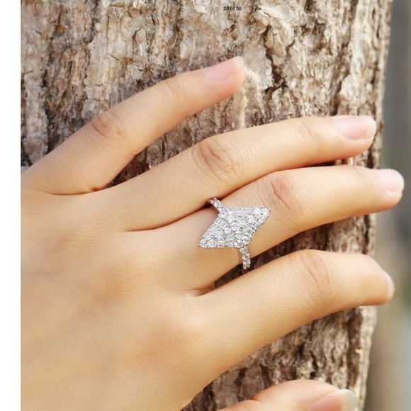 Beautiful Diamond Shaped White Sapphire Ring! - Picture 3 of 5